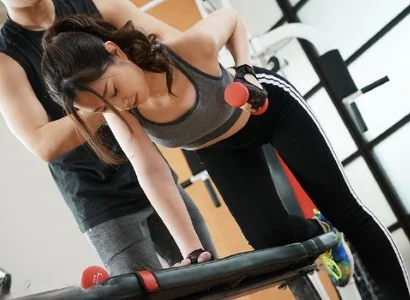 Người phụ nữ thiếu thốn tình dục và anh PT số hưởng lên giường với nhau